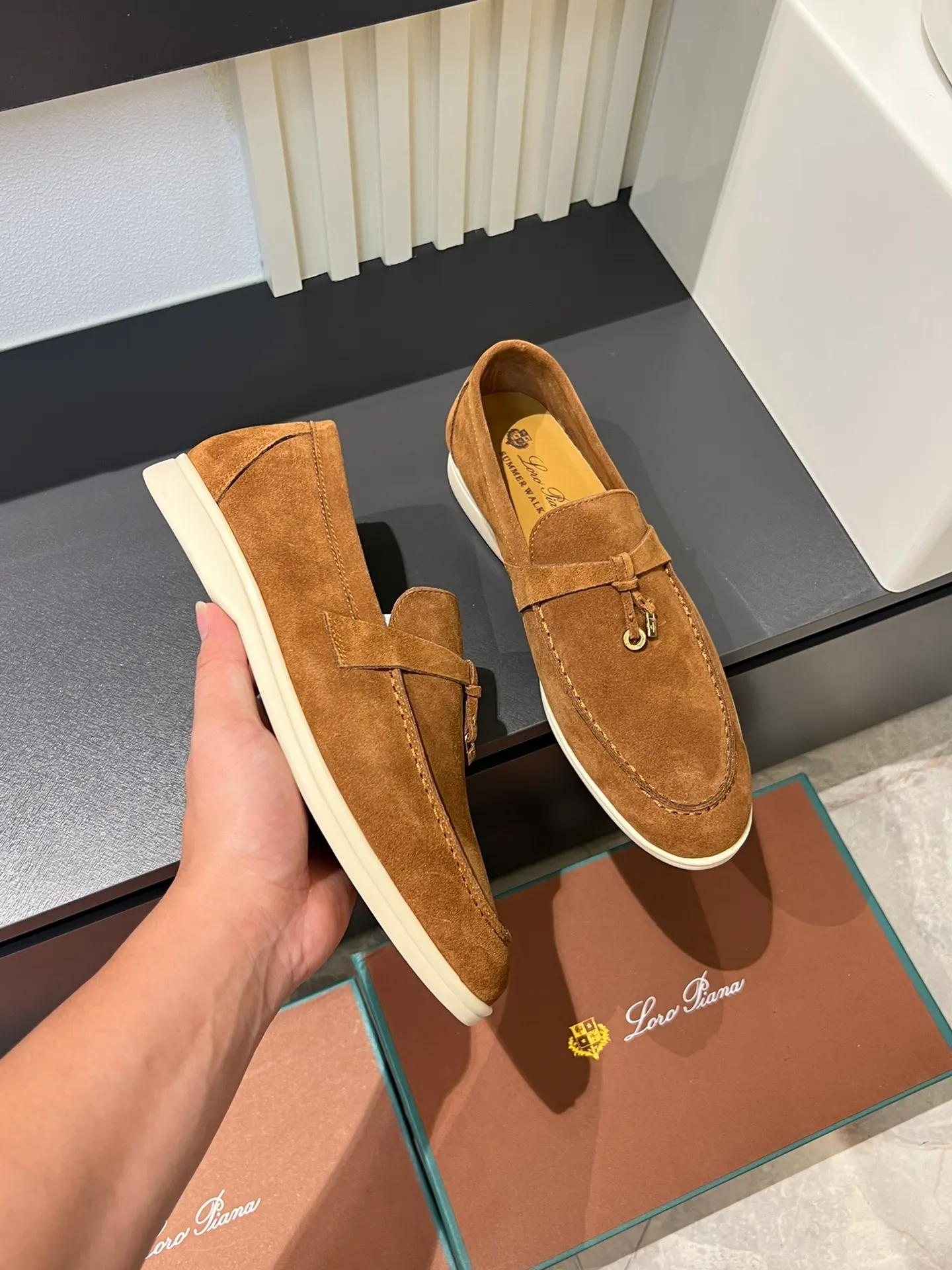 Men's shoes 💰p360 "Loro men's shoes 💰pian'*" Classic L men's shoes for couples 💰p Top version British flat loafers, a must-have item in old money style, the minimalist design is eye-catching and durable, a plus point for dressing The soft foot feel and texture are outstanding. They don’t scratch your feet and are very nice. They are matched with soft and waxy soles. They can be worn daily for a long time without getting tired. They are easy to wear, versatile and classic items, with perfect foot feel and texture! Imported cashmere fabric, the lining is made of imported A-grade water-dyed cow lining, the top version of the genuine leather midsole is sewn with pure handmade mark thread! Size: Female 35-40 (34. Customized) Male 38-44 (45.46. Customized)